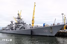 Военный корабль ВМС Индии INS Delhi пришвартовался в порту Тьенса, начав визит в город Дананг. Фото: ВИА.
