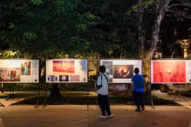 Посетители осматривают экспозицию Photo Hanoi ’25. Фото: Photo Hanoi ’25.