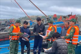 Пограничные войска совместно с морской полицией проводят разъяснительную работу по вопросам ННН в порту острова Бачлонгви. Фото: ВИА.