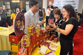 Презентация продукции OCOP 5-звёздочного уровня. (Фото: Vietnam+)