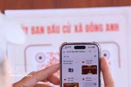 Избиратели сканируют QR-код с помощью смартфона, чтобы быстро проверить информацию, связанную с избирательными правами. Фото: ВИА.