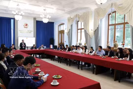 Делегация провинции Куангнинь проводит рабочую встречу с руководящими сотрудниками Посольства Вьетнама в Российской Федерации. Фото: ВИА.
