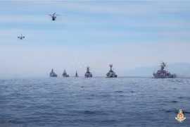 Авиагруппа DHC6 и противолодочные вертолёты Ка28 вместе с ракетными кораблями принимают участие в морском параде. Фото: ВИА.