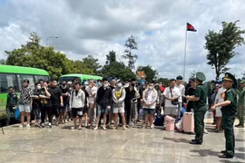 Граждане Вьетнама, переданные Камбоджей на международном контрольно-пропускном пункте Хоалы, провинция Донгнай. Фото: ВИА.