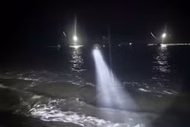 На острове Чан (особая зона Кото) произошло отключение электроэнергии; сильный дождь сопровождался грозой, шквалистым ветром и высоким волнением моря. Фото: ВИА.