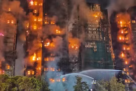 По состоянию на утро 27 ноября пожар в жилом комплексе района Тай По, расположенного в части Новые территории Гонконга (Китай), привёл к гибели 44 человек. Десятки людей получили ранения, и почти 300 человек по-прежнему считаются пропавшими без вести. Фото: ВИА.