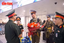 Руководство Командования столицы Ханоя встретило и вручило цветы в знак приветствия группе российских военнослужащих, прибывших во Вьетнам. Фото: ВИА.
