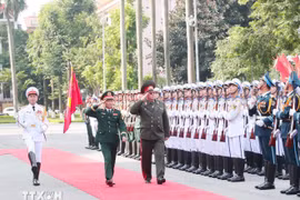 Генерал армии Нгуен Тан Кыонг и генерал-майор Муравейко Павел Николаевич принимают Роту почётного караула Народной армии Вьетнама на церемонии встречи. (Фото: ВИА)