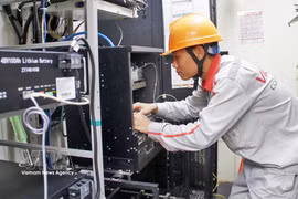 Сотрудники Viettel Бакнинь проверяют оборудование на базовой станции BTS 5G на территории квартала Тантьен. Фото: ВИА.