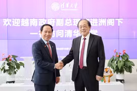 TTXVN tại Trung Quốc Заместитель Премьер-министра Правительства Ле Тьен Чау и профессор, академик Яо Цичжи, директор Междисциплинарного исследовательского института информационных технологий Университета Цинхуа, специализирующегося на исследованиях в области искусственного интеллекта и квантовых технологий. Фото: ВИA