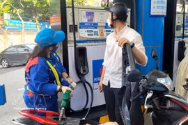 Одна из точек продажи бензина в Ханое. (Фото: Vietnam+)