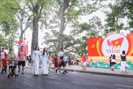 Туристы отдыхают в зоне пешеходной улицы у озера Хоанкьем. Фото: ВИА.