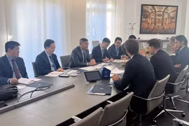Министр финансов Нго Ван Туан (третий слева) провел рабочую встречу с группой Rothschild & Co. Фото предоставлено ВИА