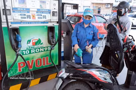 Жители покупают биотопливо E10 на автозаправочной станции PVOIL на улице Тхайтхинь в Ханое. Фото: ВИА.