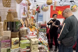 Посетители осматривают и знакомятся с продукцией на стенде Торгового представительства Вьетнама в Гонконге. Фото: ВИА.
