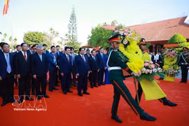 Премьер-министр Фам Минь Тьинь возлагает цветы в мемориальном комплексе Премьер-министра Фам Ван Донга в коммуне Модык провинции Куангнгай. Фото: ВИА.