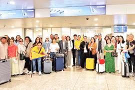 Все вьетнамские туристы компании Vietravel из региона Ближнего Востока во второй половине дня 4 марта благополучно прибыли в Международный аэропорт Нойбай (Ханой). Фото: nhandan.vn.