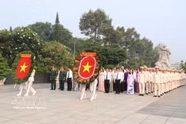 Товарищ Чан Лыу Куанг, член Политбюро, секретарь Партийного комитета города Хошимин, вместе с делегацией города возлагает цветы и возносит благовония в память о павших героях и матерях-героинях Вьетнама на Кладбище павших героев города Хошимин (Холм без имени). Фото: ВИА.
