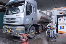 Поставка топлива на одной из АЗС в Ханое для удовлетворения рыночного спроса. 8 марта, утро (Фото: ВИА) 