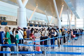 Пассажиры в терминале T3 аэропорта Таншоннят. Архивное фото: ВИА.