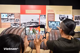 Посетители могут с лёгкостью погрузиться в исторические моменты народа благодаря технологии AR. (Фото: Vietnam+)
