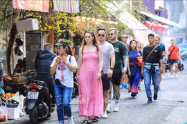 Иностранные туристы посещают квартал Старого города Ханоя. Фото: ВИА.