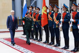 Генерал армии Фан Ван Зянг и министр обороны России Андрей Белоусов обходят почётный караул. Фото: ВИА.