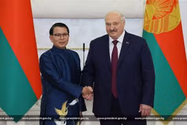 Чрезвычайный и Полномочный Посол Социалистической Республики Вьетнам в Беларуси Нгуен Ван Чунг и Президент Беларуси Александр Лукашенко. Фото: ВИА предоставило.