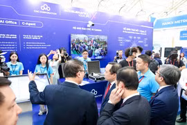 Участники посещают выставочный стенд и знакомятся с экосистемой решений ИИ Make in Vietnam, Made by CMC. Фото: ВИА.
