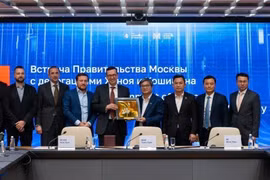 Делегации двух стран фотографируются вместе. Фото: ВИА.