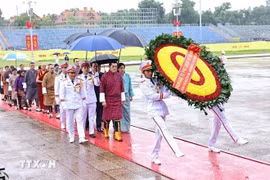 Король и королева Бутана посетили Мавзолей Президента Хо Ши Мина. Фото: ВИА.
