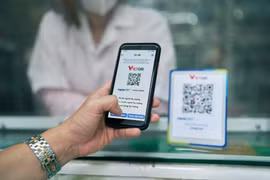 За последние 9 месяцев на внутреннем рынке объём платежей через QR-код резко вырос на 150%. (Фото: Vietnam+)