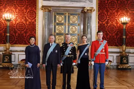 Генеральный секретарь ЦК КПВ, Президент То Лам и его супруга Нго Фыонг Ли вместе с Королём Дании Фредериком X, Королевой Мэри и наследным принцем Кристианом фотографируются на память. Фото: ВИА.