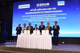 Центр инновационного предпринимательства города Хошимина (SIHUB), Университет экономики города Хошимина (UEH) и компания Plug & Play Singapore Pte. Ltd. подписывают меморандум о сотрудничестве в целях исследования, создания и поэтапного запуска Центра передового опыта в области искусственного интеллекта в городе. Фото: ВИА.
