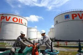 Эксплуатация системы снабжения нефтепродуктами на базе PV Oil Nhà Bè (город Хошимин), входящей в Вьетнамская национальная промышленно-энергетическая корпорация (Petrovietnam) — одного из крупнейших поставщиков нефтепродуктов на внутренний рынок. Фото: ВИА.