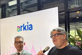 Посол Ли Дык Чунг и представитель авиакомпании Arkia на пресс-конференции, посвящённой объявлению о прямом рейсе Тель-Авив – Ханой авиакомпании Arkia. Фото: ВИА.