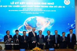 Руководство Департамента науки и технологий города Хошимина и компания Accelerated Infrastructure Capital (AIC) подписывают меморандум о взаимопонимании по инвестициям в Центр данных искусственного интеллекта (AI Data Center) в промышленном парке Танфучунг. Фото: ВИА.
