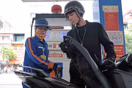 Покупка и продажа нефтепродуктов на одной из автозаправочных станций на территории Ханоя. Фото: ВИА.