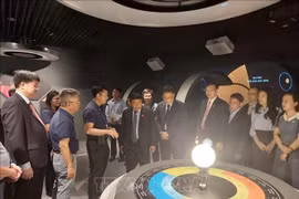 Заместитель Премьер-министра Нгуен Чи Зунг вместе с делегатами посетил экспозицию во Вьетнамском музее космоса. Фото: ВИА.