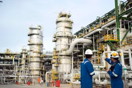 Рабочие на Нефтехимическом комплексе Лонгшон. Фото: ВИА.