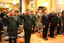 Делегаты, участвующие в церемонии открытия Офиса военного атташе Вьетнама в Италии, принимают участие в церемонии поднятия флага. Фото: ВИА.