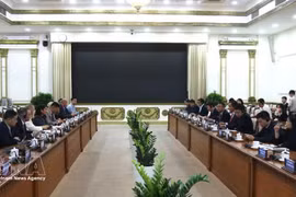 Председатель Народного комитета Хошимина Нгуен Ван Дыок проводит рабочую встречу с делегацией американских компаний во главе с Келли Колдирон 20 октября. Фото: ВИА.