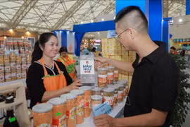 Продукция, многие годы соответствующая стандартам программы OCOP, такая как рыбный соус Дай Йен, чай из жёлтых цветов Хоань Бо, дикорастущий ба ких Хоань Бо, гриб линчжи Хоань Бо, креветочная паста и другие изделия сельскохозяйственного кооператива «Вьет Хынг» провинции Куангнинь, привлекает большое количество посетителей. (Фото: ВИА)