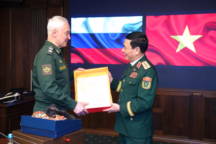 Генерал Фан Ван Зянг, Заместитель премьер-министра, Министр обороны Вьетнама, и Министр обороны России Андрей Белоусов обмениваются памятными подарками.