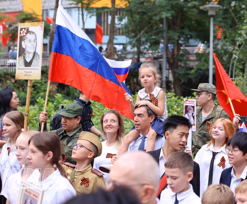 Утром 7 мая 2026 года в Ханое Посольство Россий во Вьетнаме, Российский центр науки и культуры в Ханое совместно со специализированной школой Ханой — Амстердам организовали торжественную церемонию и шествие «Бессмертного полка» по случаю 81-й годовщины Победы над фашизмом в Великой Отечественной войне (9 мая 1945 года — 9 мая 2026 года), 51-й годовщины воссоединения страны (30 апреля 1975 года — 30 апреля 2026 года) и 72-й годовщины Победы при Дьенбьенфу (7 мая 1954 года — 7 мая 2026 года) во Вьетнаме. Шествие «Бессмертного полка» — традиционное мероприятие, ежегодно проводимое в России, а также во многих странах мира в память о людях, участвовавших в Великой Отечественной войне, и в знак глубокого уважения к ним (Фото: ВИА)