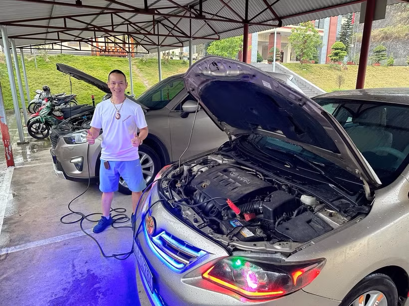 Чан Ань Диеп на своей Toyota Corolla Altis спасал автомобили бесплатно (Фото: NVCC)