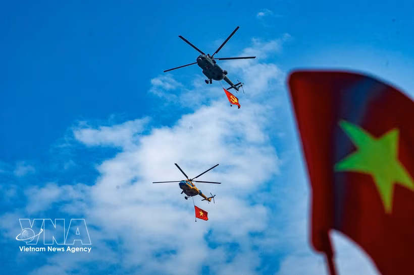 Группа вертолётов с флагами КПВ и Государственным флагом Вьетнама проводит тренировочный полёт над Ханоем в рамках подготовки к мероприятию A80 (Фото: ВИА) 