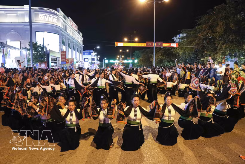 Яркие выступления с традиционным танцем «сёэ» народа тай на уличном фестивале «Квинтэссенция Северо-Запада» (Фото: ВИА)