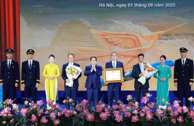 Премьер-министр Фам Минь Тьинь вручает Почетную грамоту корпорации Vietnam Airlines (Фото: ВИА)
