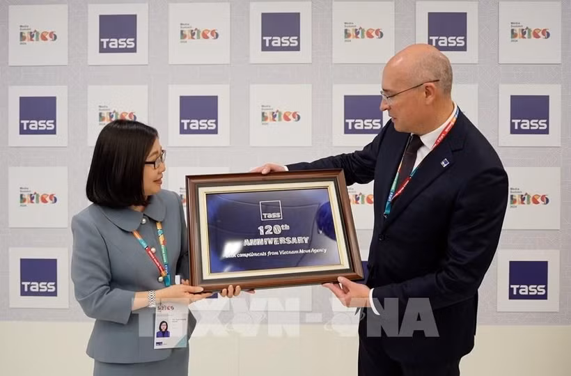 Заместитель гендиректора ВИА Доан Тхи Туэт Ньунг вручает подарок гендиректору ТАСС Андрею Кондрашову (Фото: ВИА)